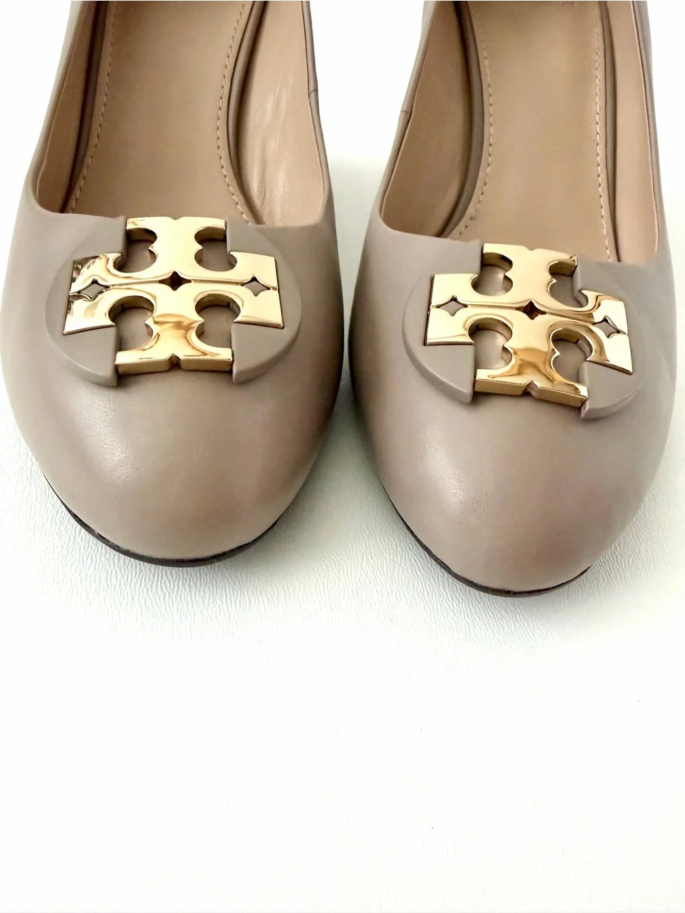 TORY BURCH | Luna Wedge Pumps French Gray Leather Logo Medallion Heels Size 7.5
